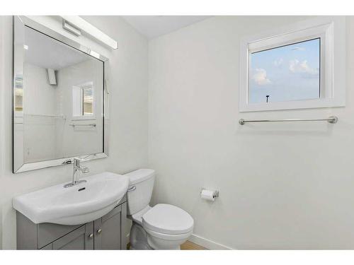 20 Everhollow Way Sw, Calgary, AB - Indoor Photo Showing Bathroom