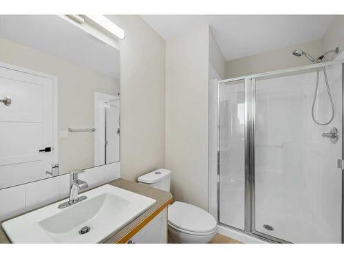 20 Everhollow Way Sw, Calgary, AB - Indoor Photo Showing Bathroom