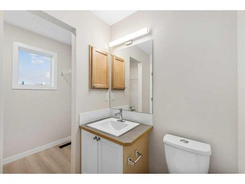 20 Everhollow Way Sw, Calgary, AB - Indoor Photo Showing Bathroom