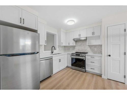 20 Everhollow Way Sw, Calgary, AB - Indoor Photo Showing Kitchen With Upgraded Kitchen