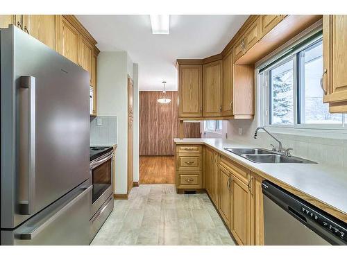 3807 25 Avenue Sw, Calgary, AB - Indoor Photo Showing Kitchen With Double Sink