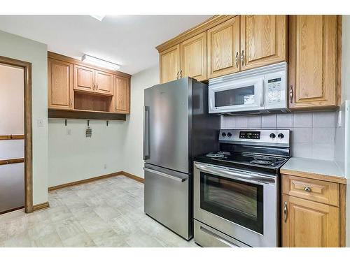 3807 25 Avenue Sw, Calgary, AB - Indoor Photo Showing Kitchen