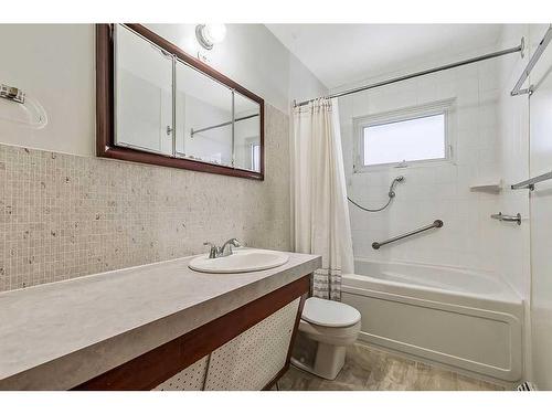 3807 25 Avenue Sw, Calgary, AB - Indoor Photo Showing Bathroom