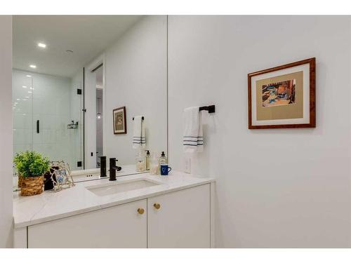 701-8445 Broadcast Avenue Sw, Calgary, AB - Indoor Photo Showing Bathroom