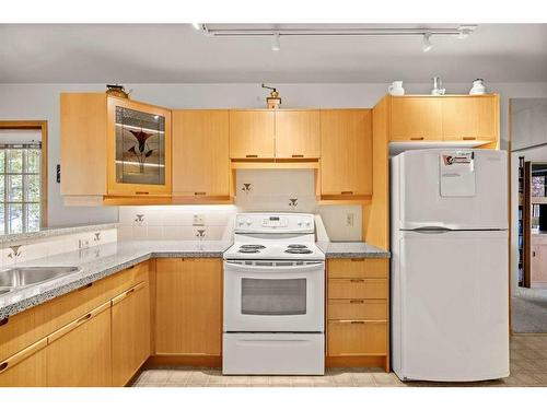 1221 20A Street Nw, Calgary, AB - Indoor Photo Showing Kitchen