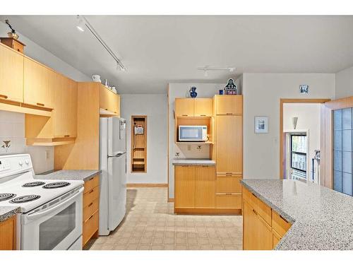 1221 20A Street Nw, Calgary, AB - Indoor Photo Showing Kitchen