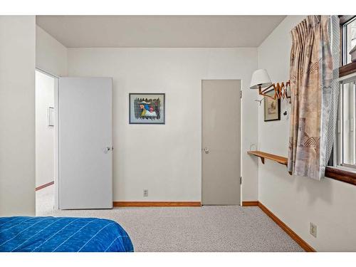 1221 20A Street Nw, Calgary, AB - Indoor Photo Showing Bedroom