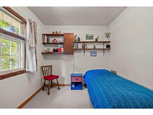 1221 20A Street Nw, Calgary, AB - Indoor Photo Showing Bedroom