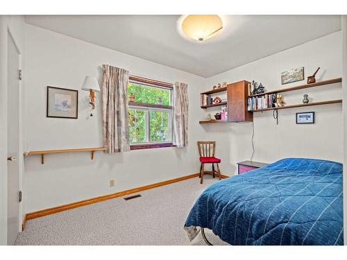 1221 20A Street Nw, Calgary, AB - Indoor Photo Showing Bedroom