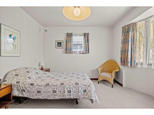 1221 20A Street Nw, Calgary, AB - Indoor Photo Showing Bedroom