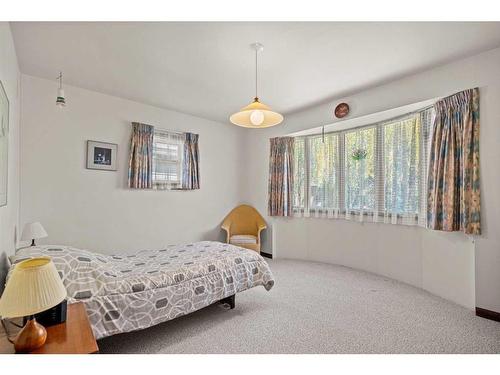 1221 20A Street Nw, Calgary, AB - Indoor Photo Showing Bedroom