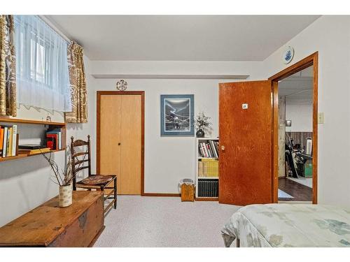 1221 20A Street Nw, Calgary, AB - Indoor Photo Showing Bedroom