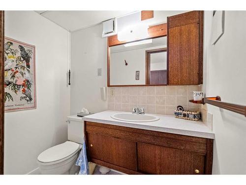 1221 20A Street Nw, Calgary, AB - Indoor Photo Showing Bathroom