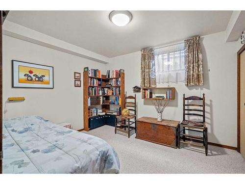 1221 20A Street Nw, Calgary, AB - Indoor Photo Showing Bedroom