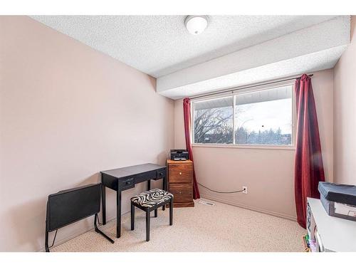 7-73 Glenbrook Crescent, Cochrane, AB - Indoor Photo Showing Bedroom