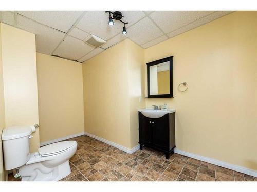 155 Willowbrook Drive Nw, Airdrie, AB - Indoor Photo Showing Bathroom