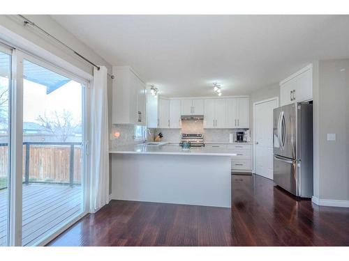 155 Willowbrook Drive Nw, Airdrie, AB - Indoor Photo Showing Kitchen