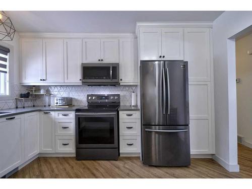 9311 Fairmount Drive Se, Calgary, AB - Indoor Photo Showing Kitchen