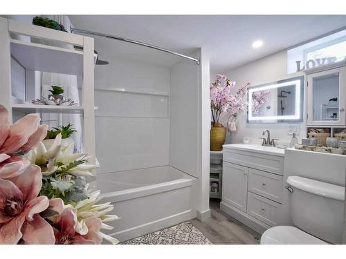 9311 Fairmount Drive Se, Calgary, AB - Indoor Photo Showing Bathroom