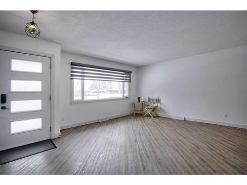 9311 Fairmount Drive Se, Calgary, AB - Indoor Photo Showing Other Room