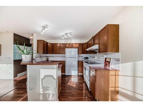 23 Harvest Rose Circle Ne, Calgary, AB - Indoor Photo Showing Kitchen