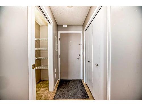 419-1717 60 Street Se, Calgary, AB - Indoor Photo Showing Other Room