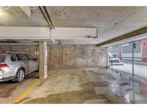 301-1311 15 Avenue Sw, Calgary, AB - Indoor Photo Showing Garage