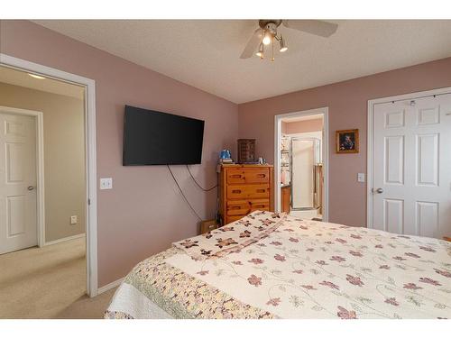 41 Evermeadow Manor Sw, Calgary, AB - Indoor Photo Showing Bedroom