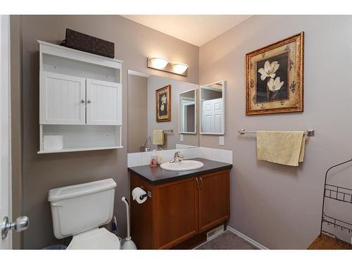 41 Evermeadow Manor Sw, Calgary, AB - Indoor Photo Showing Bathroom