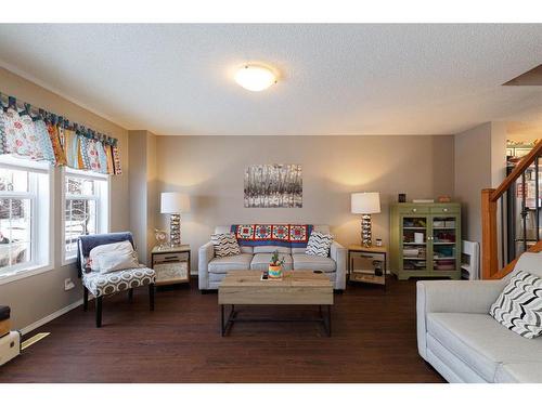 41 Evermeadow Manor Sw, Calgary, AB - Indoor Photo Showing Living Room