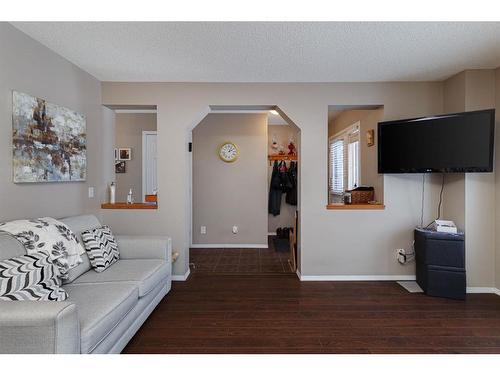 41 Evermeadow Manor Sw, Calgary, AB - Indoor Photo Showing Living Room