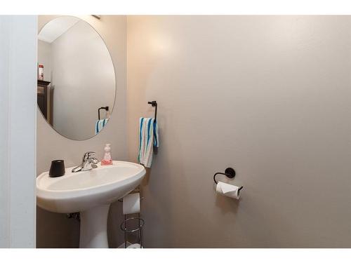 41 Evermeadow Manor Sw, Calgary, AB - Indoor Photo Showing Bathroom