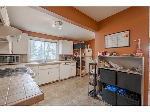 7002 54 Avenue Nw, Calgary, AB - Indoor Photo Showing Kitchen