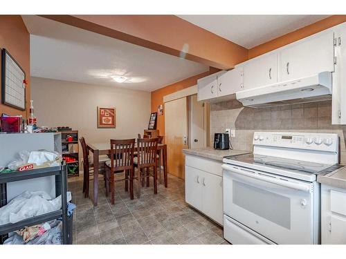 7002 54 Avenue Nw, Calgary, AB - Indoor Photo Showing Kitchen