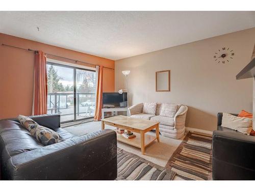 7002 54 Avenue Nw, Calgary, AB - Indoor Photo Showing Living Room