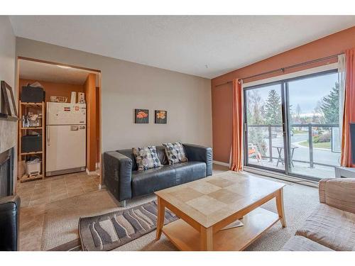 7002 54 Avenue Nw, Calgary, AB - Indoor Photo Showing Living Room