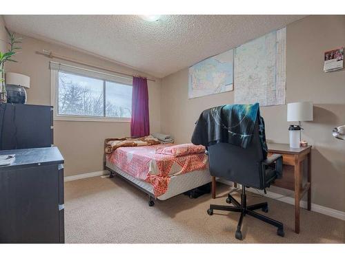 7002 54 Avenue Nw, Calgary, AB - Indoor Photo Showing Bedroom