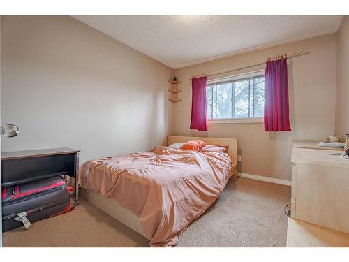 7002 54 Avenue Nw, Calgary, AB - Indoor Photo Showing Bedroom