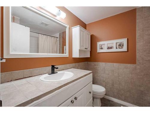 7002 54 Avenue Nw, Calgary, AB - Indoor Photo Showing Bathroom