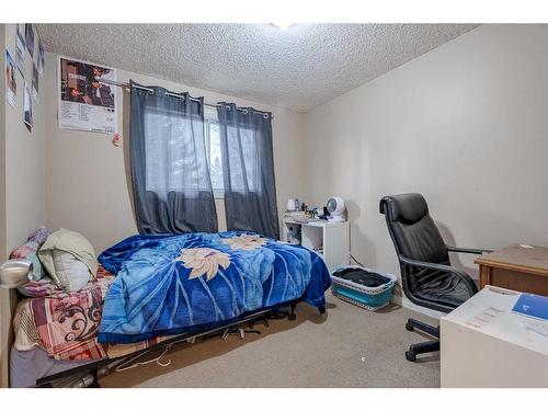 7002 54 Avenue Nw, Calgary, AB - Indoor Photo Showing Bedroom