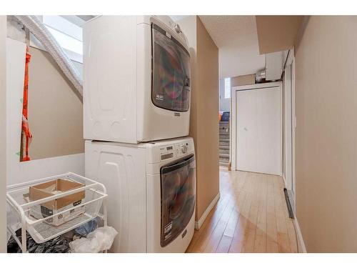 7002 54 Avenue Nw, Calgary, AB - Indoor Photo Showing Laundry Room