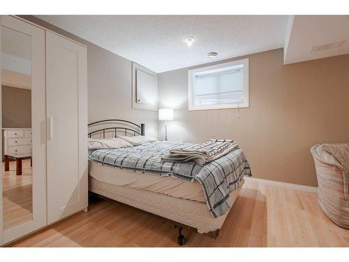 7002 54 Avenue Nw, Calgary, AB - Indoor Photo Showing Bedroom