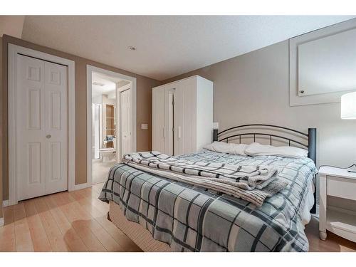 7002 54 Avenue Nw, Calgary, AB - Indoor Photo Showing Bedroom