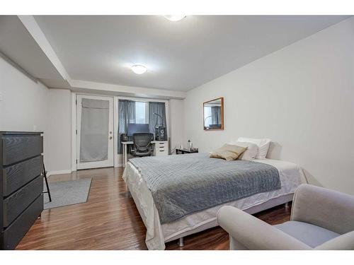 7002 54 Avenue Nw, Calgary, AB - Indoor Photo Showing Bedroom