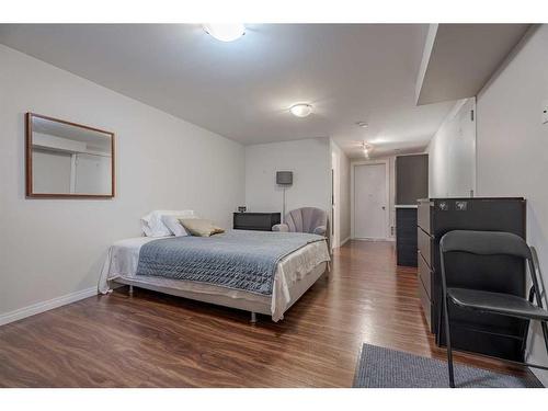 7002 54 Avenue Nw, Calgary, AB - Indoor Photo Showing Bedroom