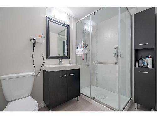 7002 54 Avenue Nw, Calgary, AB - Indoor Photo Showing Bathroom