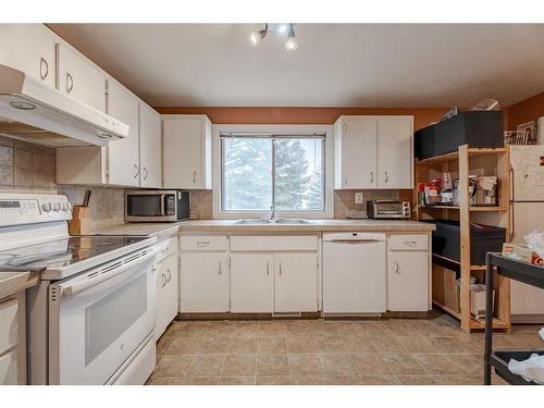 7002 54 Avenue Nw, Calgary, AB - Indoor Photo Showing Kitchen