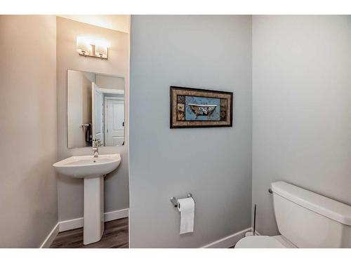 204 Crestbrook Common Sw, Calgary, AB - Indoor Photo Showing Bathroom