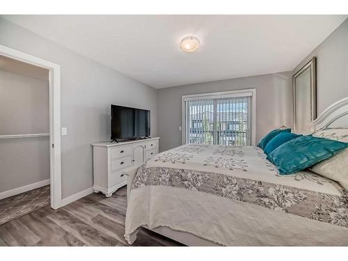 204 Crestbrook Common Sw, Calgary, AB - Indoor Photo Showing Bedroom