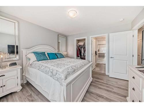 204 Crestbrook Common Sw, Calgary, AB - Indoor Photo Showing Bedroom